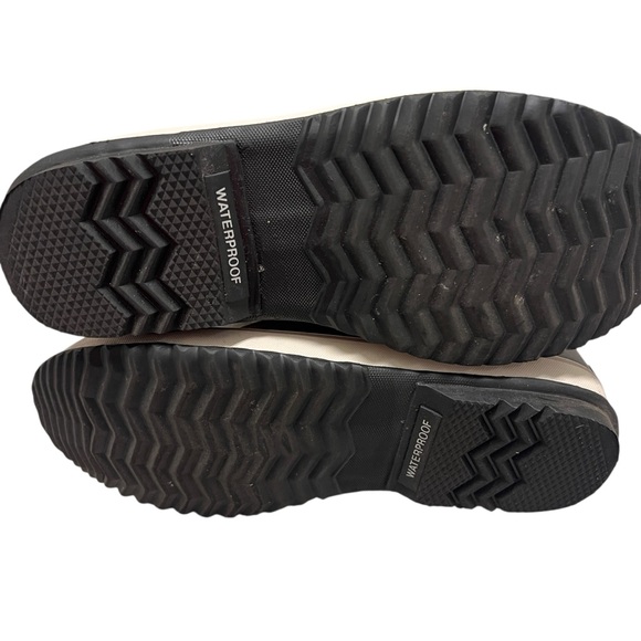 Sorel Brown and Black Winter Boots with Fur Trim - Picture 5 of 9